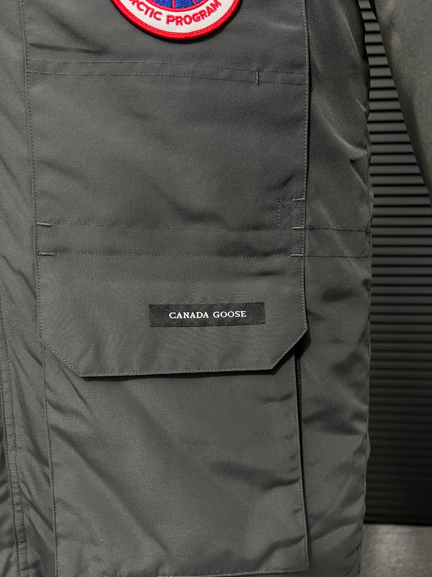 P780 🆕 Top original version, supports chip sensor with handbag 𝗖𝗮𝗻𝗮𝗱𝗮 𝗚𝗼𝘀𝗲 / 🇨🇦 Canada Goose 08 Down Jacket ⚠️ Partners who have been cooperating with us in the past few years know that no matter what is produced outside, our pure genuine trading company ships ❗️ After the test of time, we have received rave reviews. You can compare the market products with us. If you are not satisfied, you can return it at will. You are also welcome to come to ZG to see it and then come to my home to buy‼  1⃣️ The filling is 80% white duck down, with a weight of 500g. Regarding the down content, you can feel it with your hands. Good down has no embarrassment and can be called a walking duvet! 2⃣️ The fabric is made of Feather-Light 10D waterproof coating fabric, which is made of 84.5 polyester fiber and 15.5 cotton. The surface is treated with a special Teflon protective coating produced by DuPont to prevent wind and splash water, and makes the clothing anti-pollution and long-lasting new features! 3⃣️ One-piece seamless cuffs, 13cm official length, all seals are stamped, and all the inner liner is hemmed. The overcoat means sewing all the inner liner once. On the one hand, it is to prevent the velvet from running off, and on the other hand, it can keep the stiffness of the clothes! 4⃣️ Original Yoshida Kogyo Kabushikigaisha zipper, top-grade zinc alloy electroplated zipper with the highest specifications, using precise Japanese craftsmanship, raw materials and management methods. Each zipper can withstand 100,000+ openings and closings 5⃣️ The detachable fur collar is made of top-grade imported wolf fur, which is not comparable to the loose and soft raccoon fur and fake fur on the market. It is a natural Siberian coyote fur collar. The delicate and strong feel is the sense of life that comes from the erosion of wind and frost in nature. 6⃣️ Main logo double-thread 9-needle locking stranded embroidery, electronic digital automatic embroidery, maple leaves with sharp edges. Size: XS-XXL Color: black, off-white, graphite gray, sapphire blue Dark Blue Pink Azure Graphite Gray Black Label Shoulder Width Chest Sleeve Length Clothes Length Recommended Weight kg 67 87 80-90 2XL 58 136 69 89 90-105